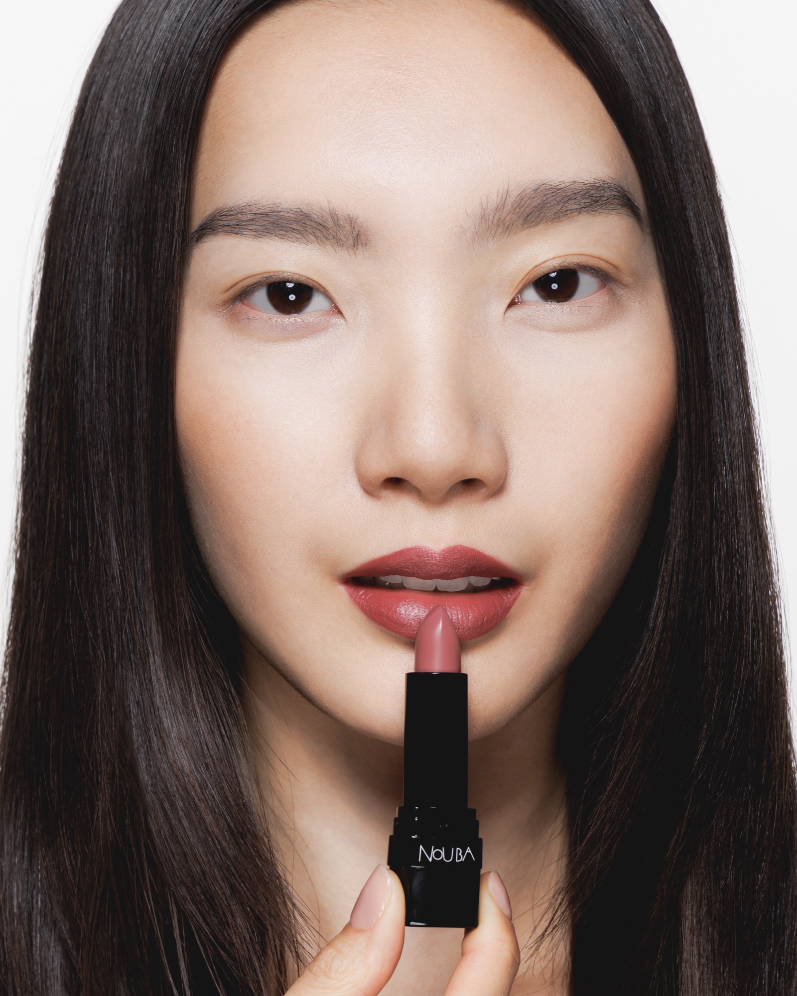nouba lipstick velvet touch N2 cremoso luminoso hero model 460 00 B 01