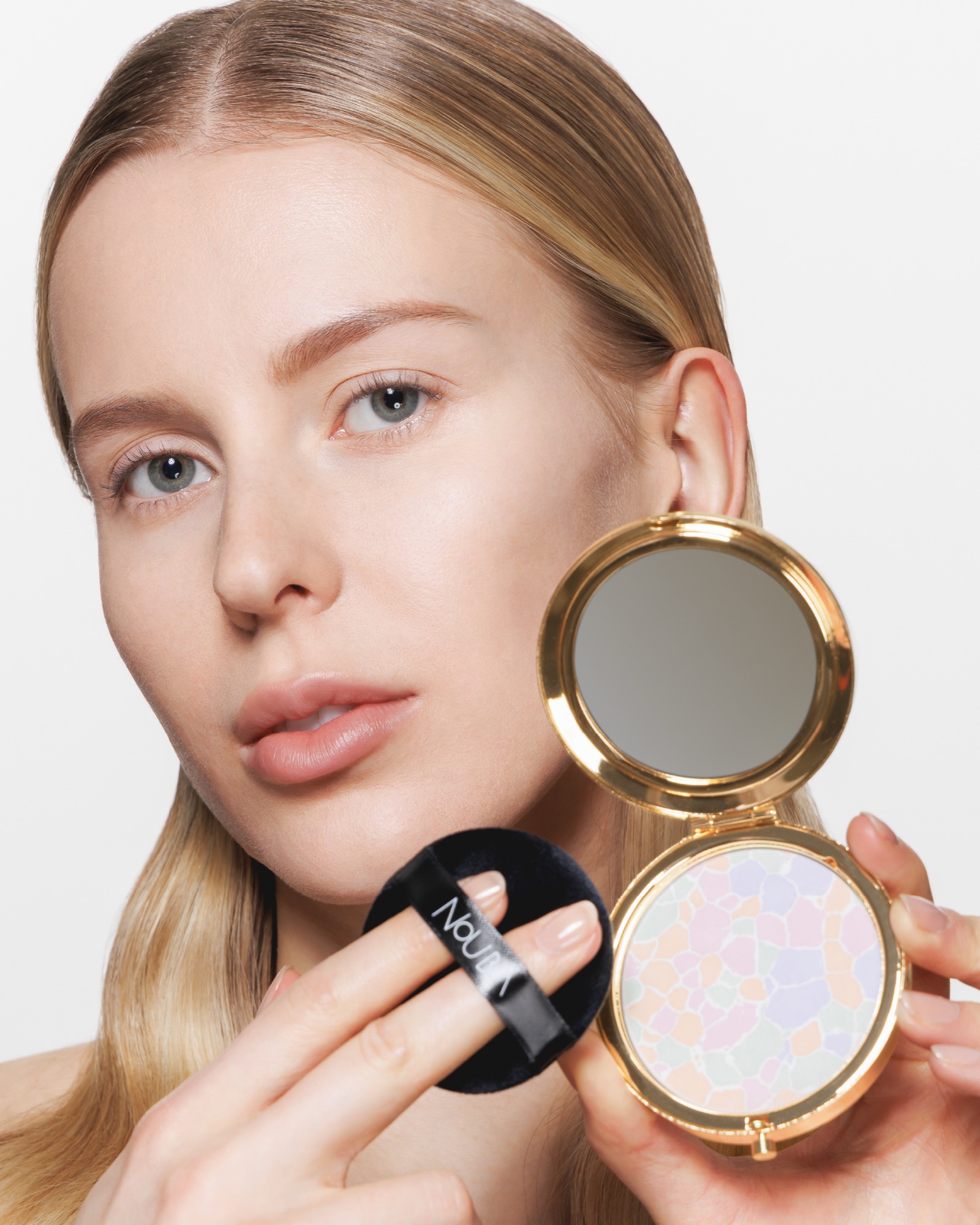 nouba setting powder unica uniformante illuminante hero model 035 00 B 01